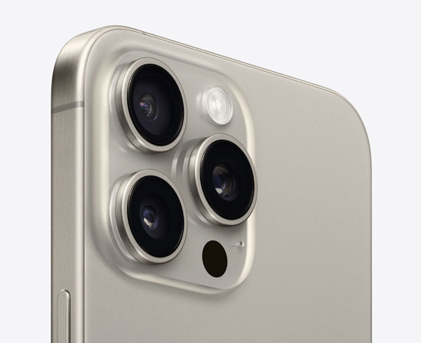 Cận cảnh thiết kế khung viền, mặt lưng và cụm camera cùng màu của iPhone 15 Pro Max Titan Tự Nhiên